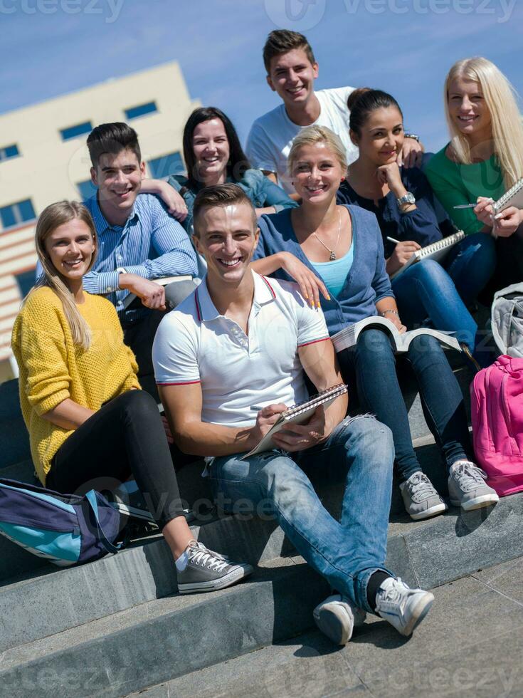 studenti al di fuori seduta su passaggi foto