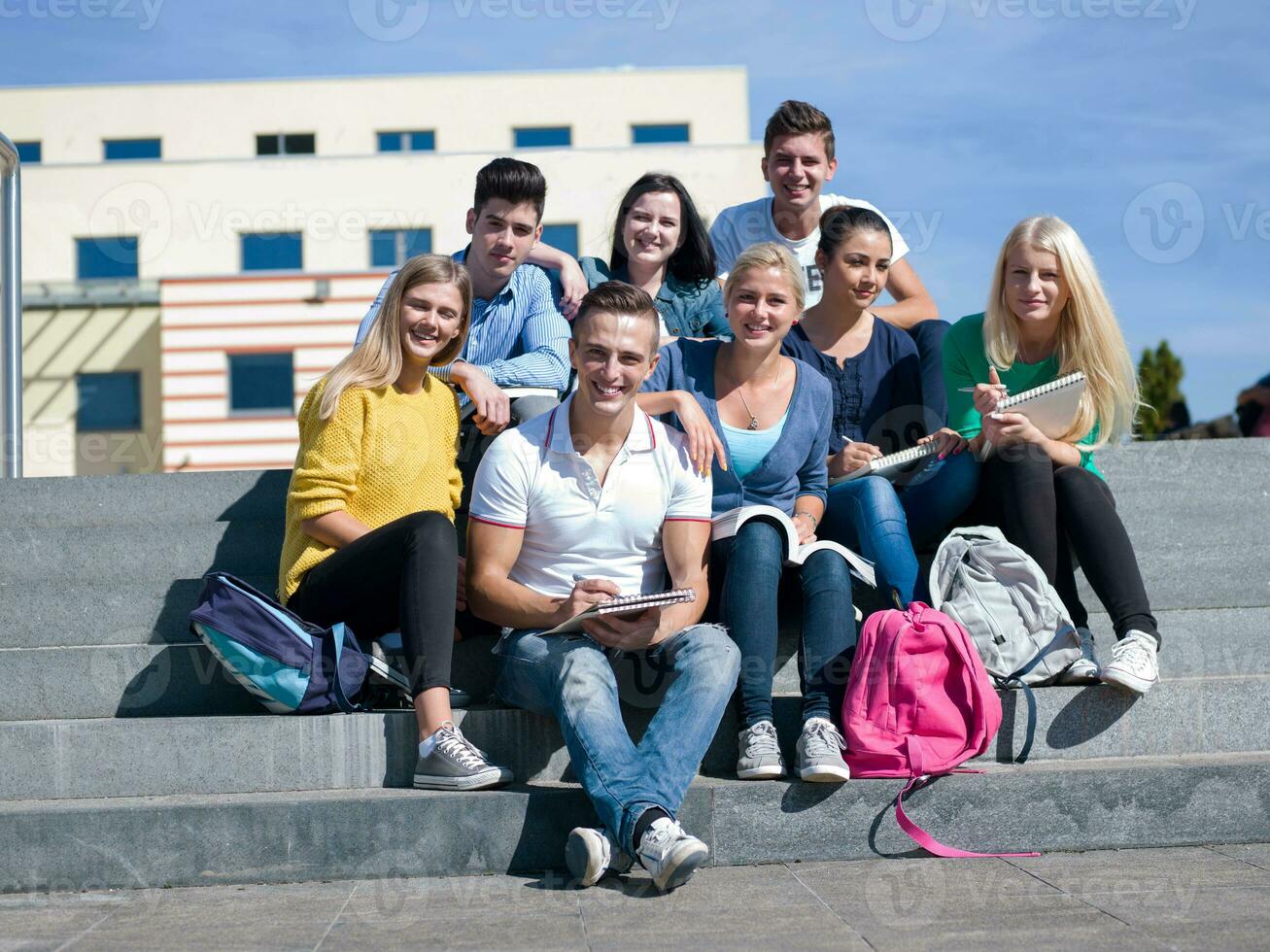 studenti al di fuori seduta su passaggi foto