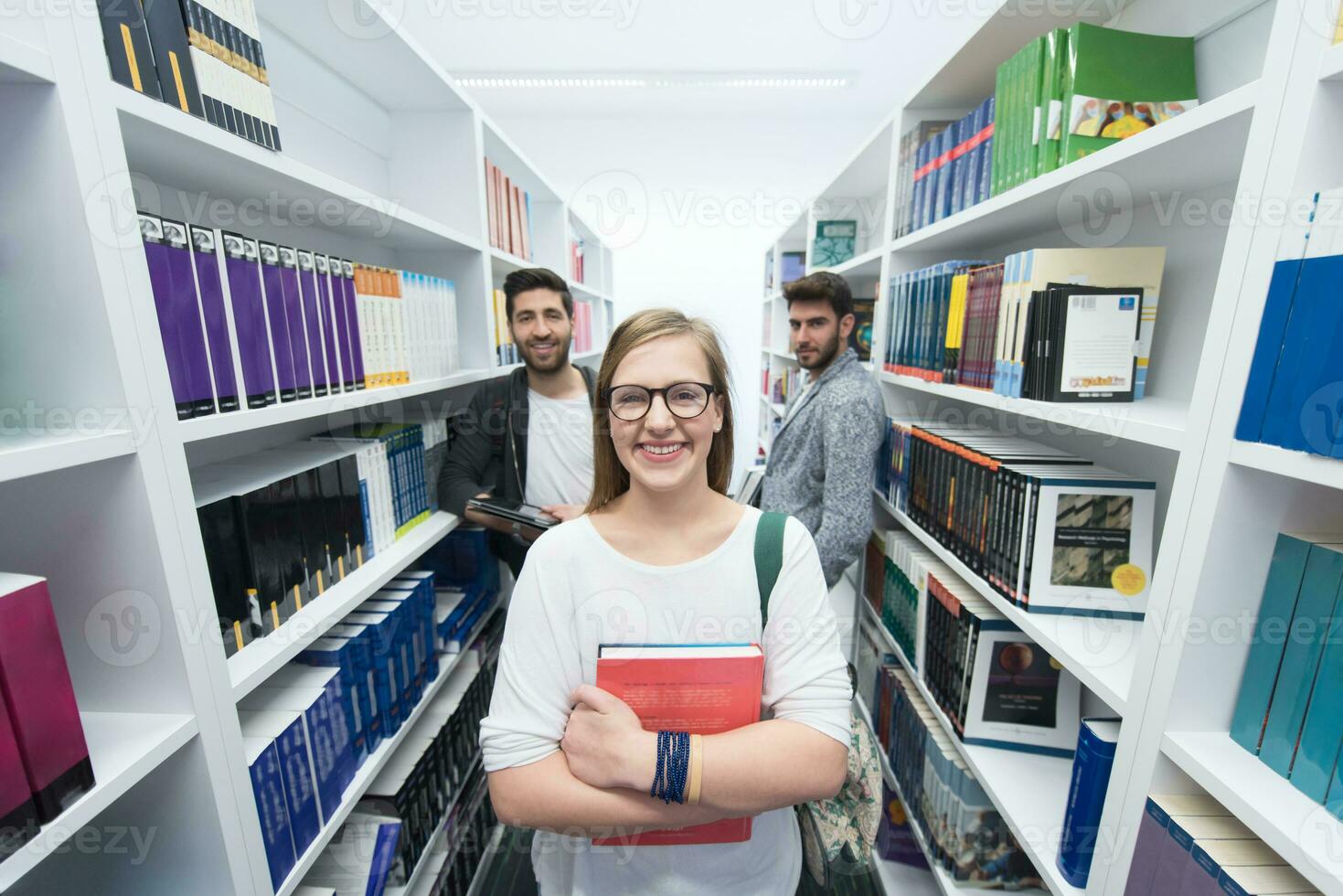 studenti gruppo nel scuola biblioteca foto