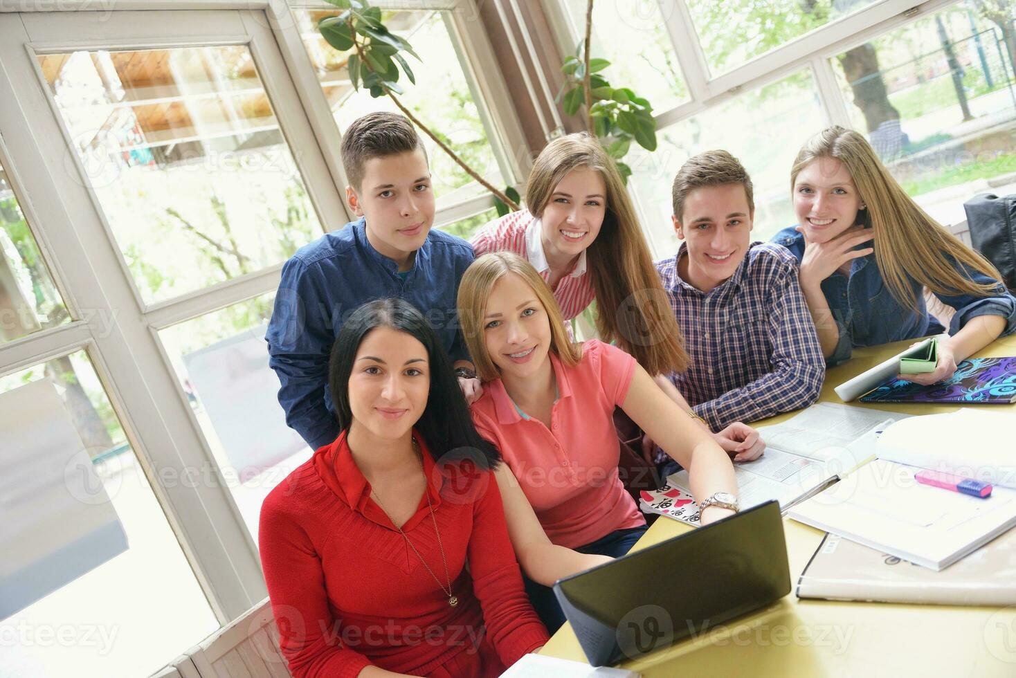 contento adolescenti gruppo nel scuola foto