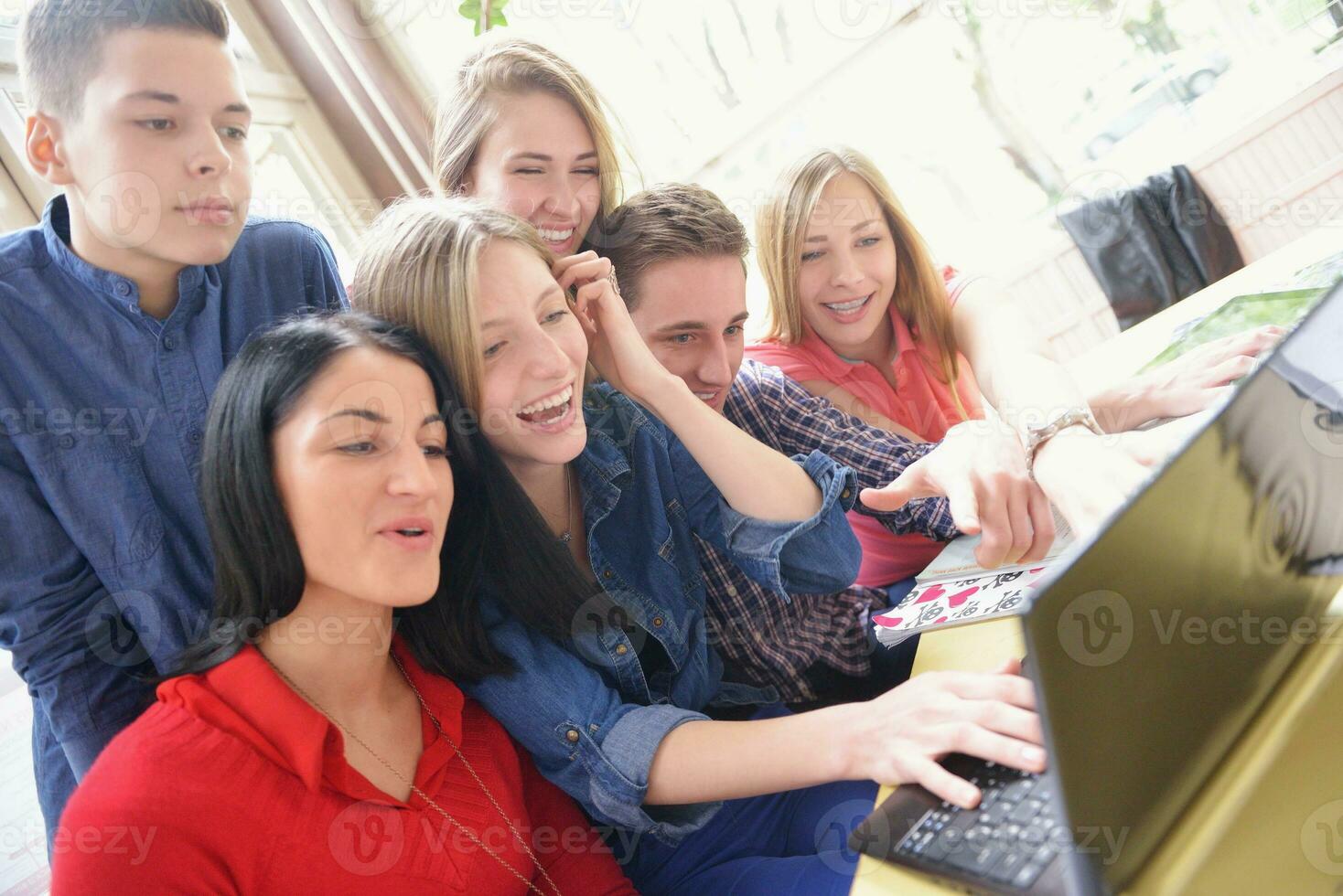 contento adolescenti gruppo nel scuola foto