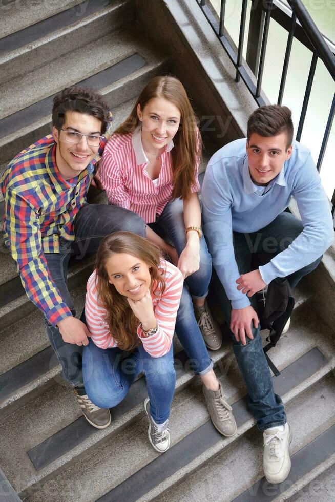 contento adolescenti gruppo nel scuola foto