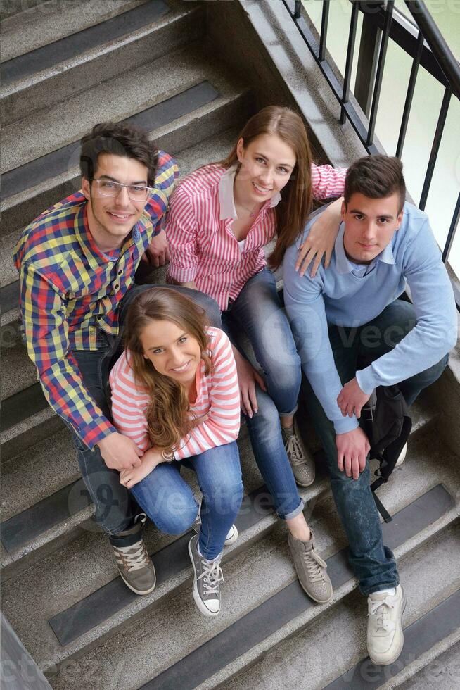 contento adolescenti gruppo nel scuola foto