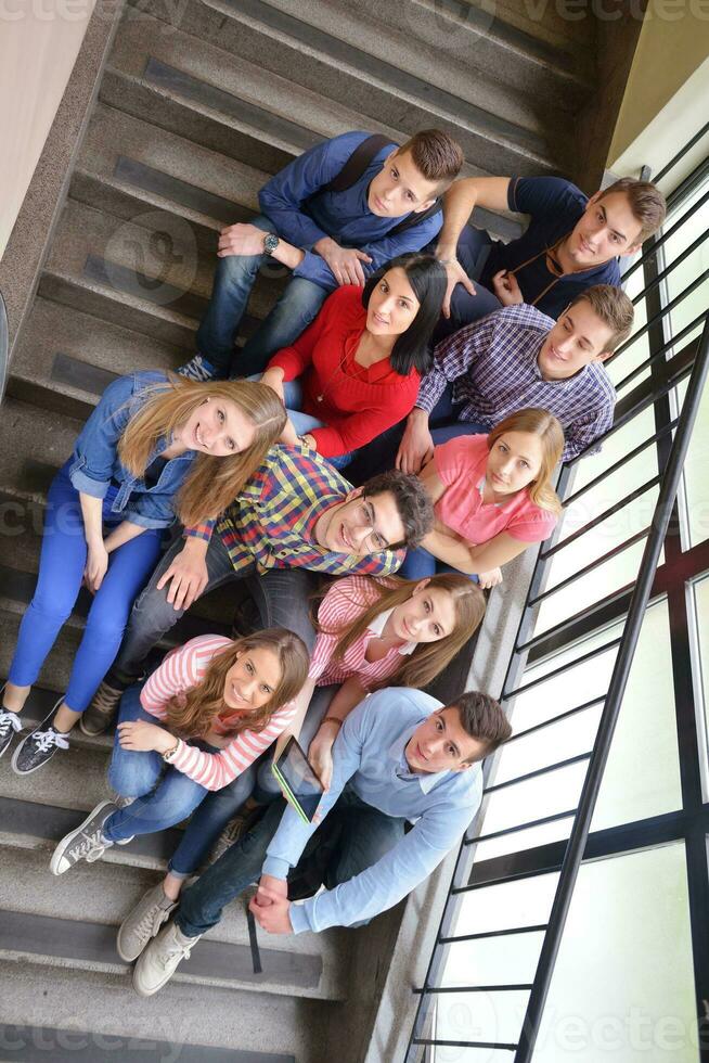 contento adolescenti gruppo nel scuola foto