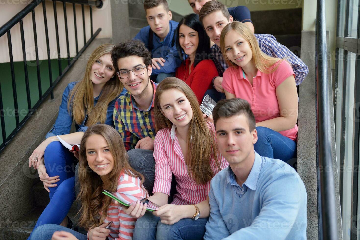 contento adolescenti gruppo nel scuola foto