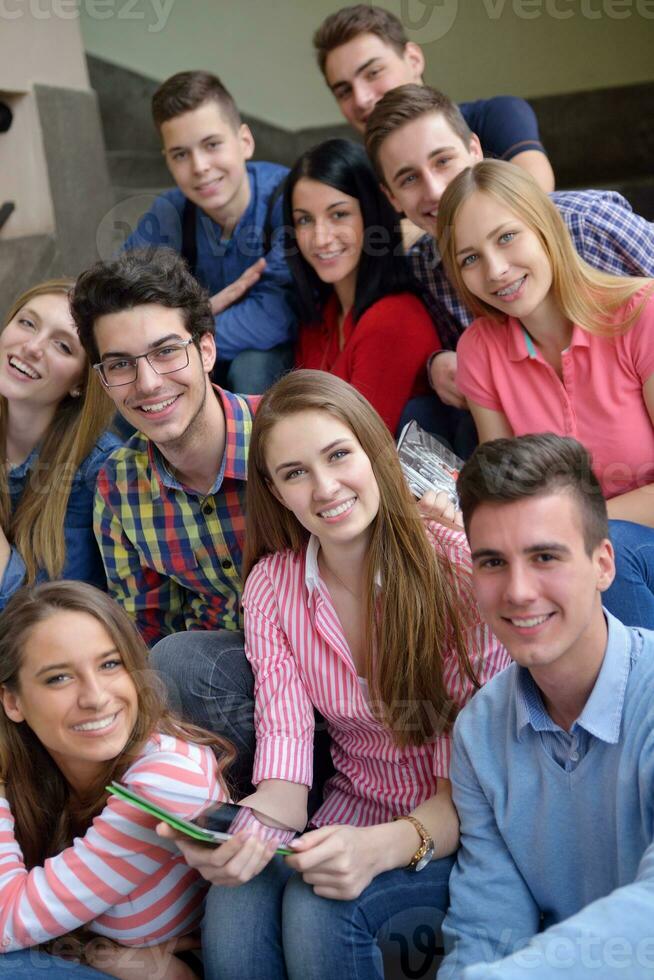 contento adolescenti gruppo nel scuola foto