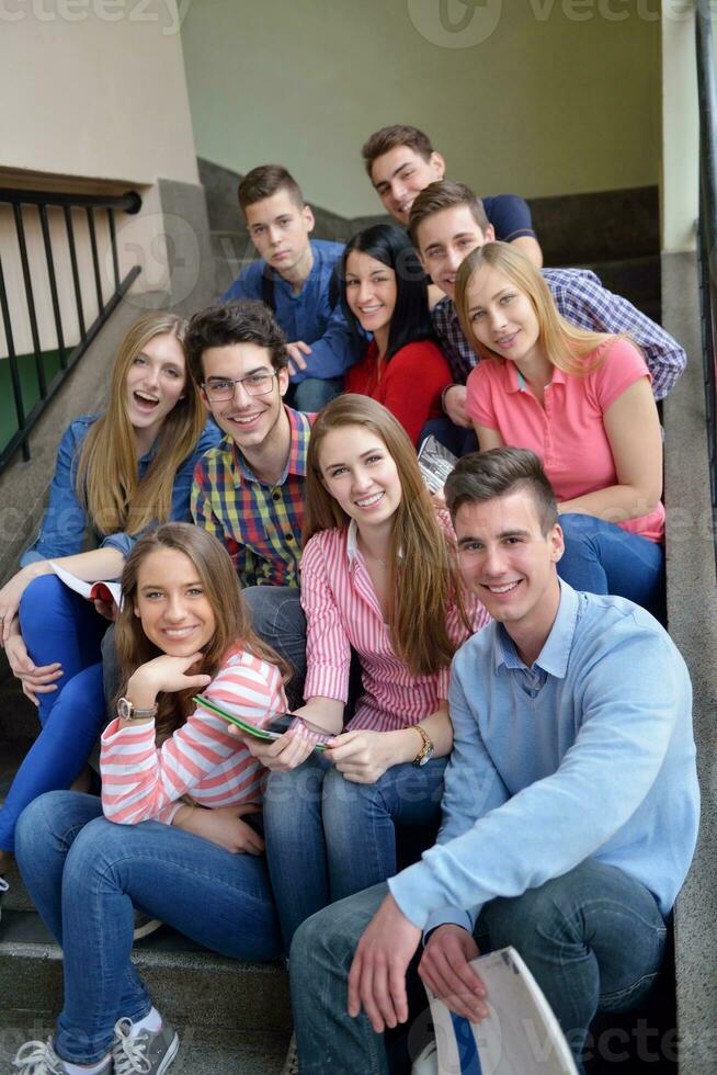 contento adolescenti gruppo nel scuola foto