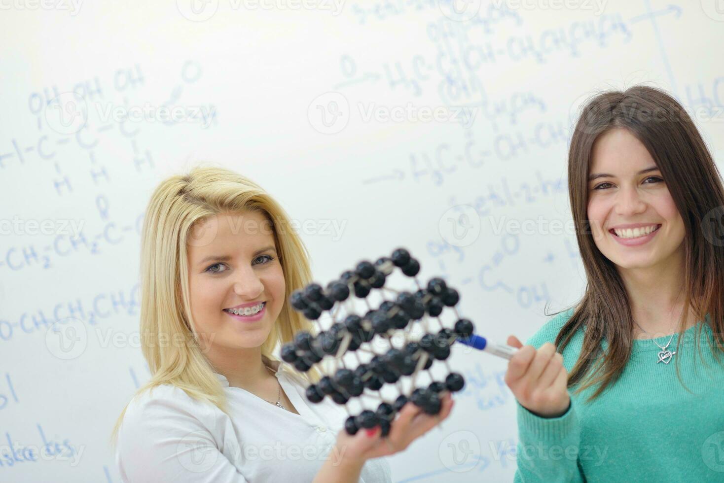 contento adolescenti gruppo nel scuola foto