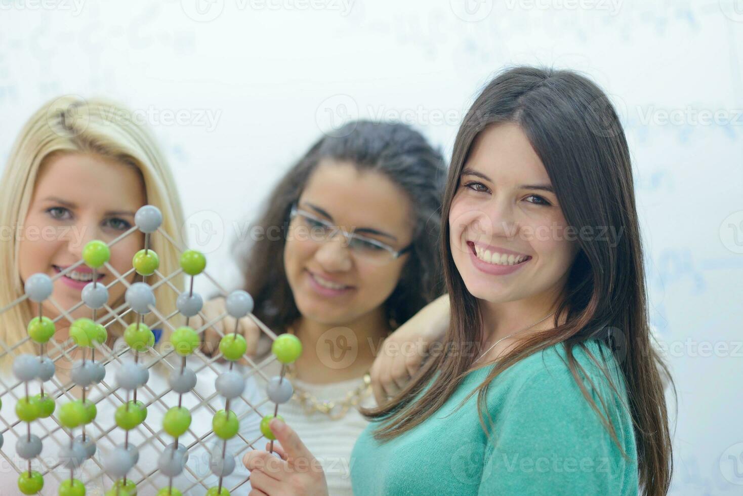 contento adolescenti gruppo nel scuola foto