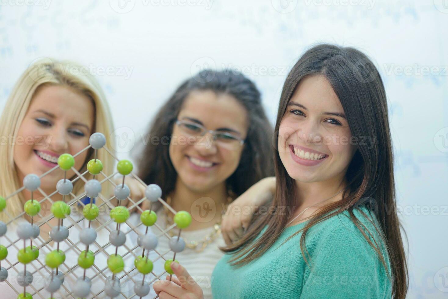 contento adolescenti gruppo nel scuola foto