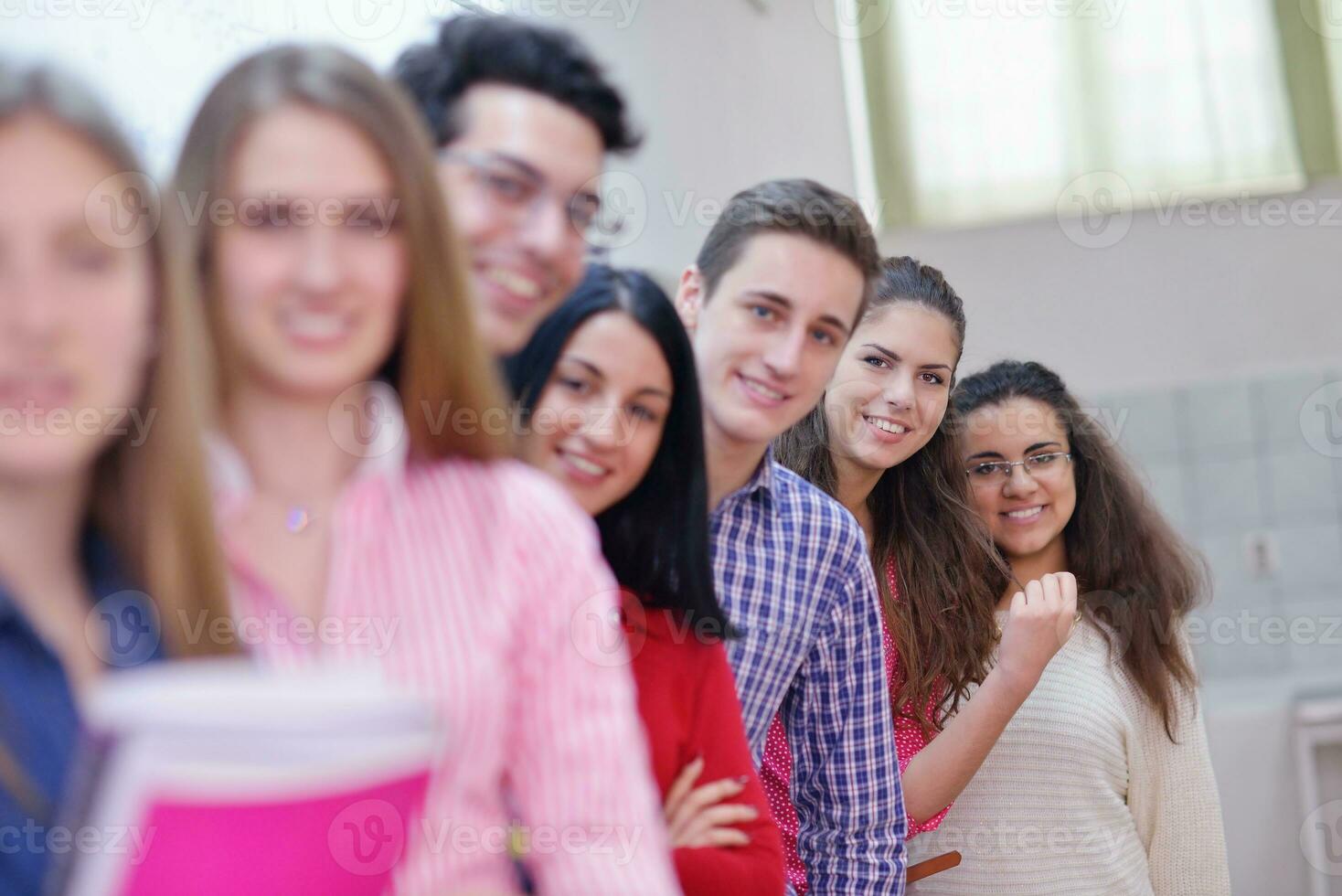 contento adolescenti gruppo nel scuola foto