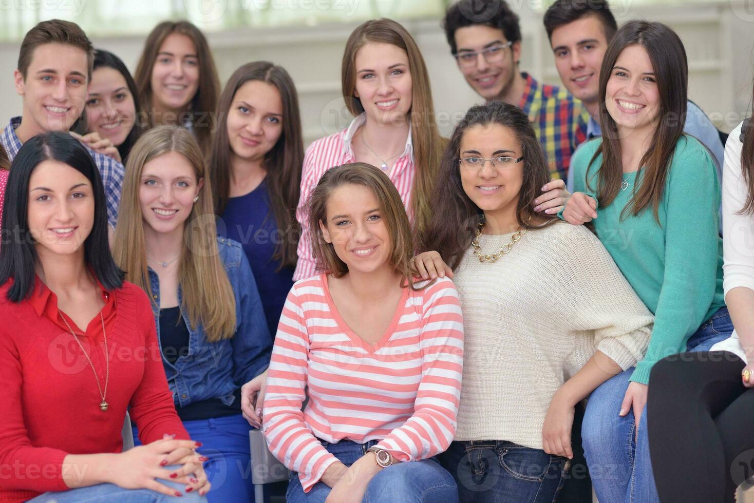 contento adolescenti gruppo nel scuola foto