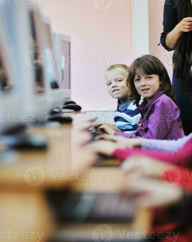 esso formazione scolastica con bambini nel scuola foto