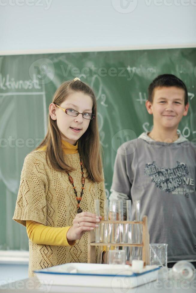 scienza e chimica classi a scuola foto