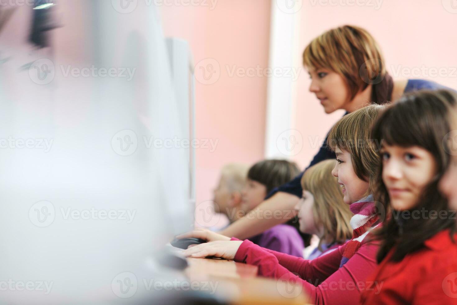 esso formazione scolastica con bambini nel scuola foto