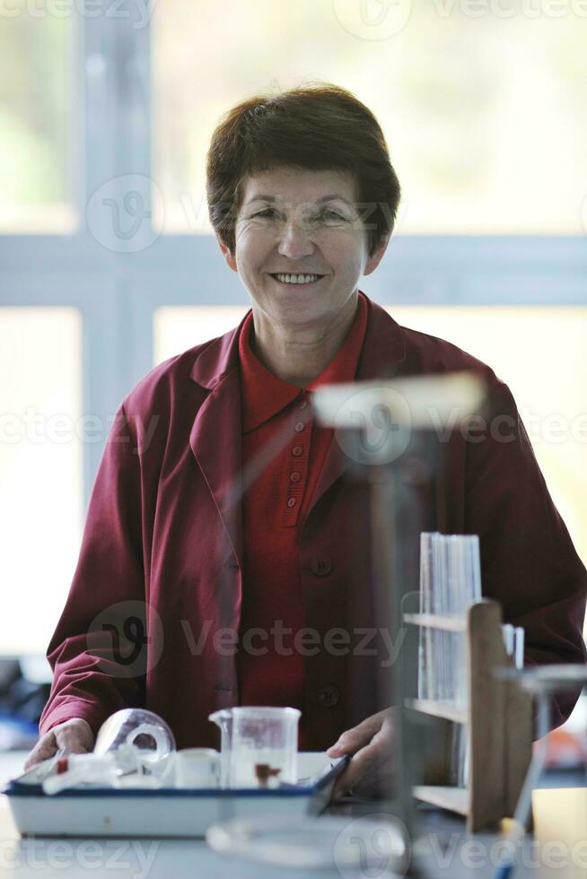 scienza e chimica insegnante ritratto nel aula foto