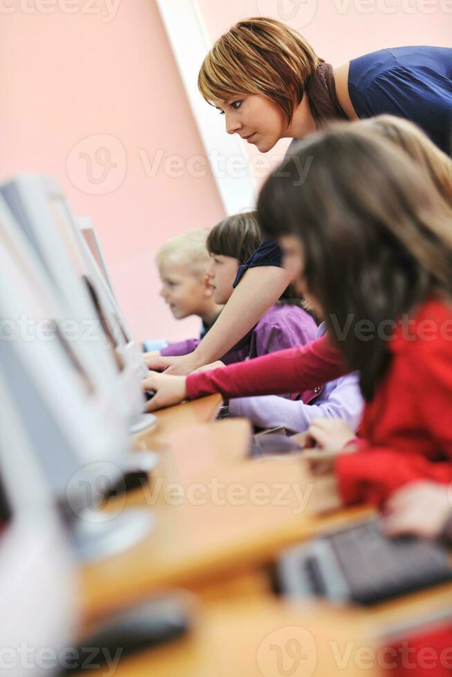 esso formazione scolastica con bambini nel scuola foto