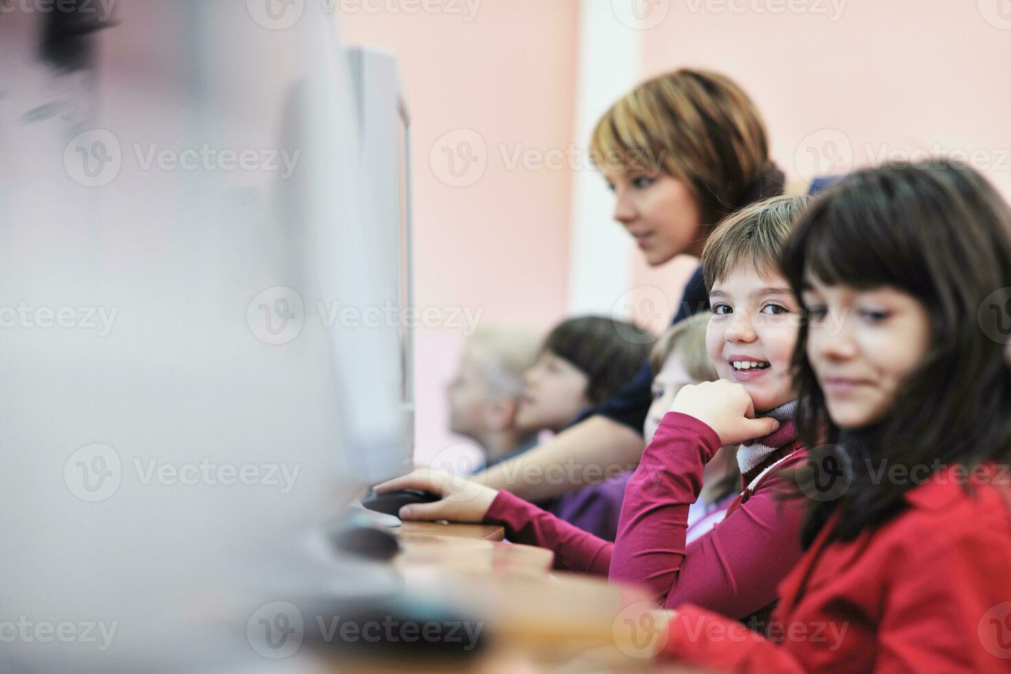 esso formazione scolastica con bambini nel scuola foto