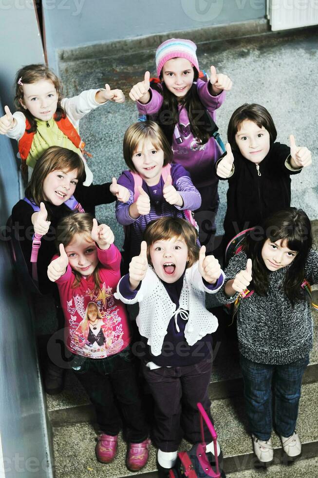 contento bambini gruppo nel scuola foto