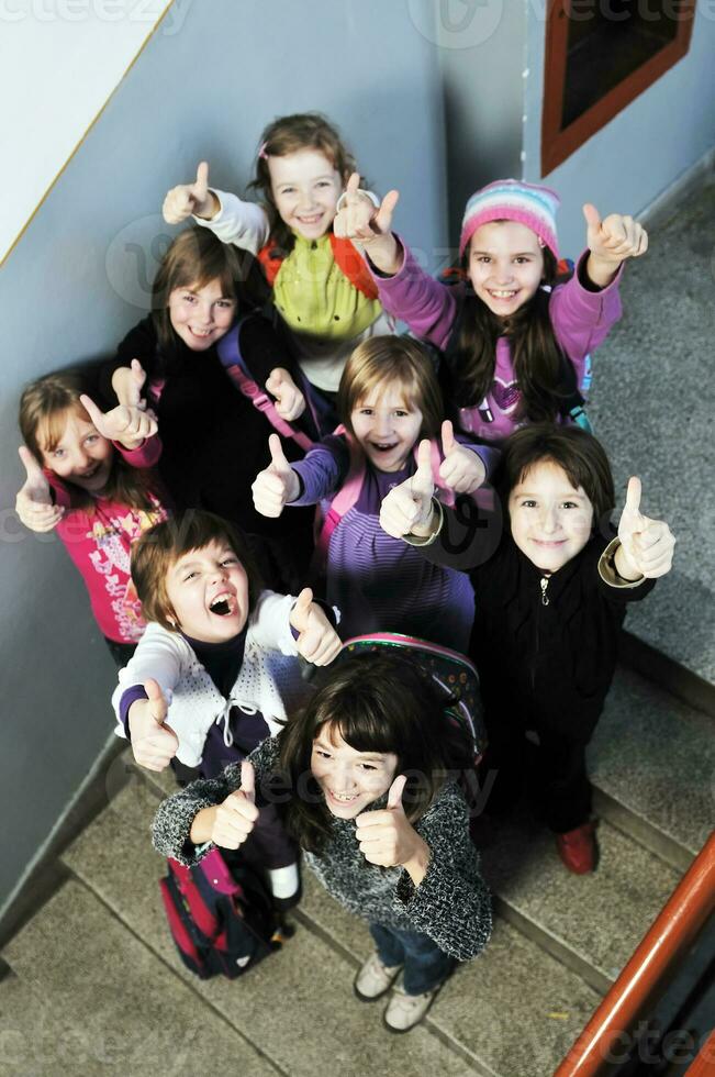 contento bambini gruppo nel scuola foto