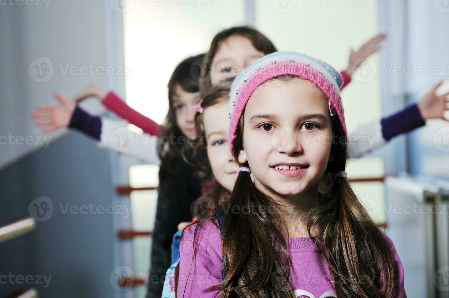 contento bambini gruppo nel scuola foto