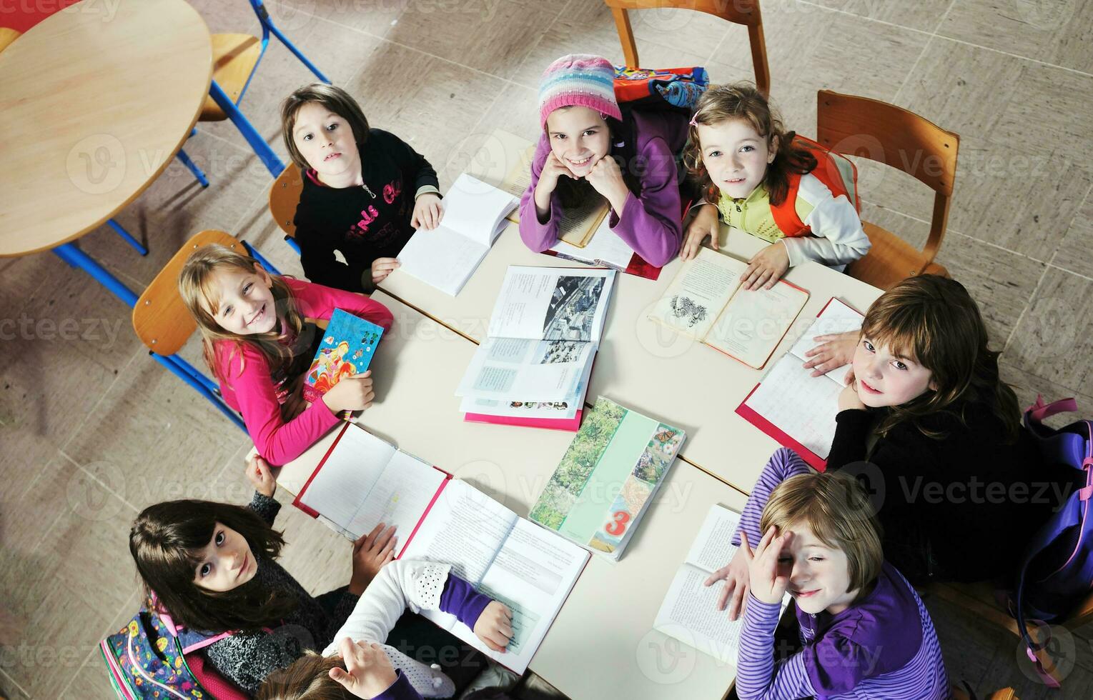 contento bambini con insegnante nel scuola aula foto