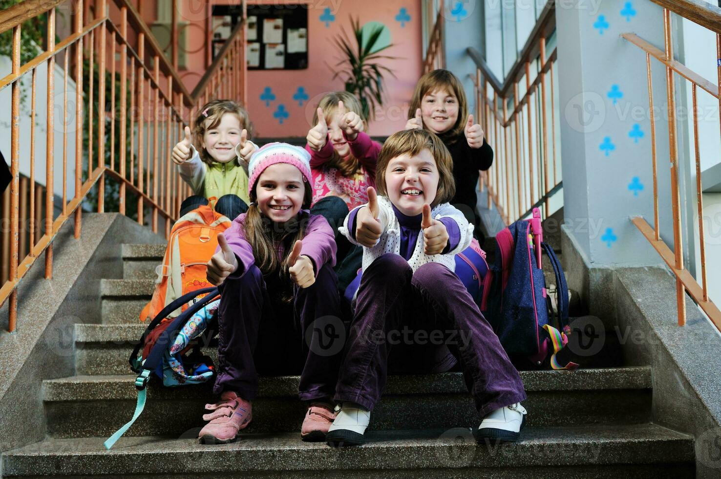 contento bambini gruppo nel scuola foto