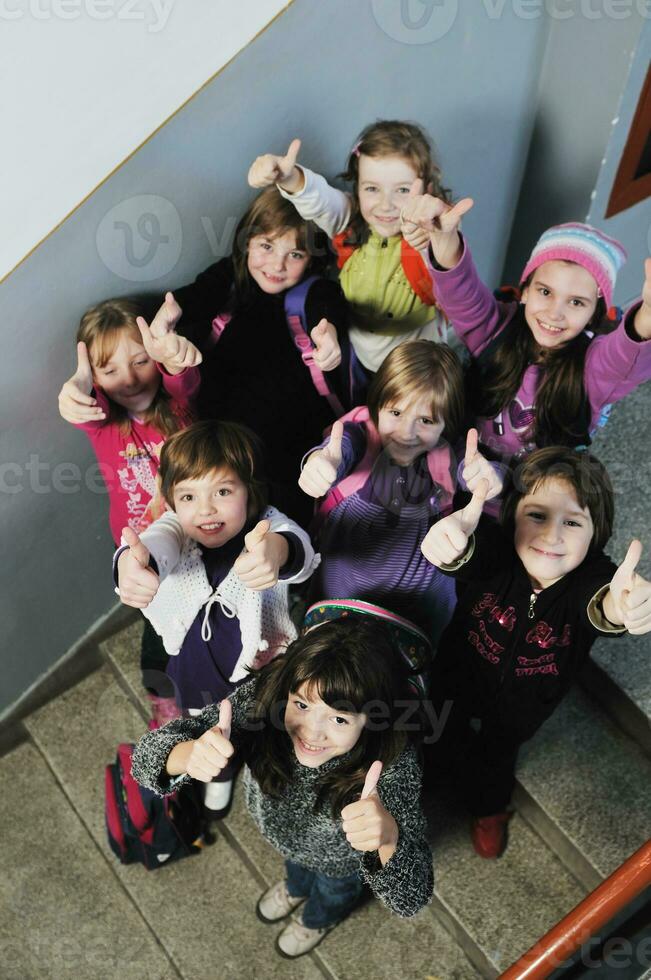 contento bambini gruppo nel scuola foto