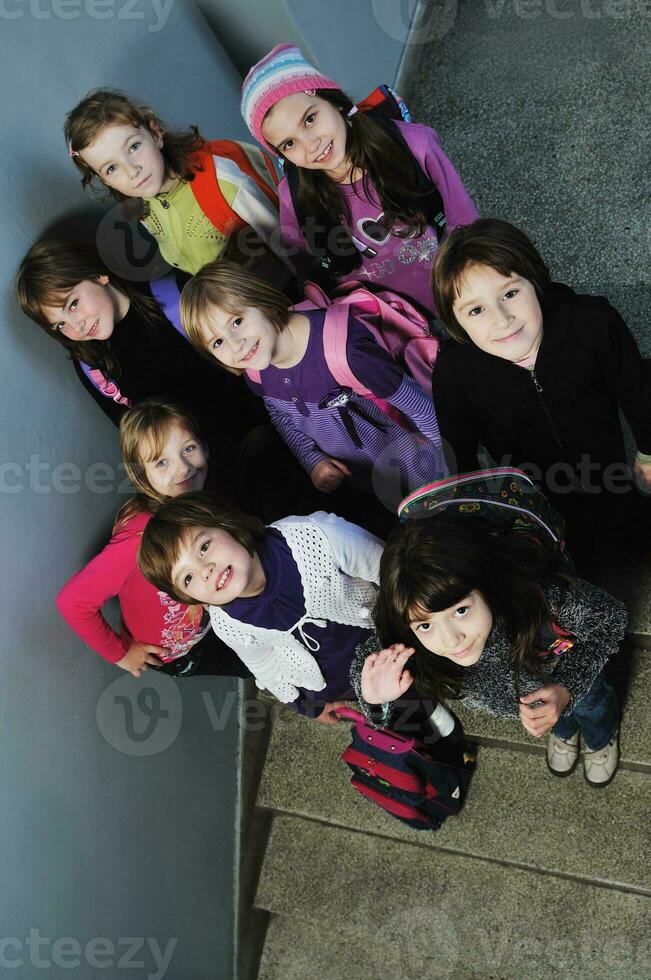 contento bambini gruppo nel scuola foto