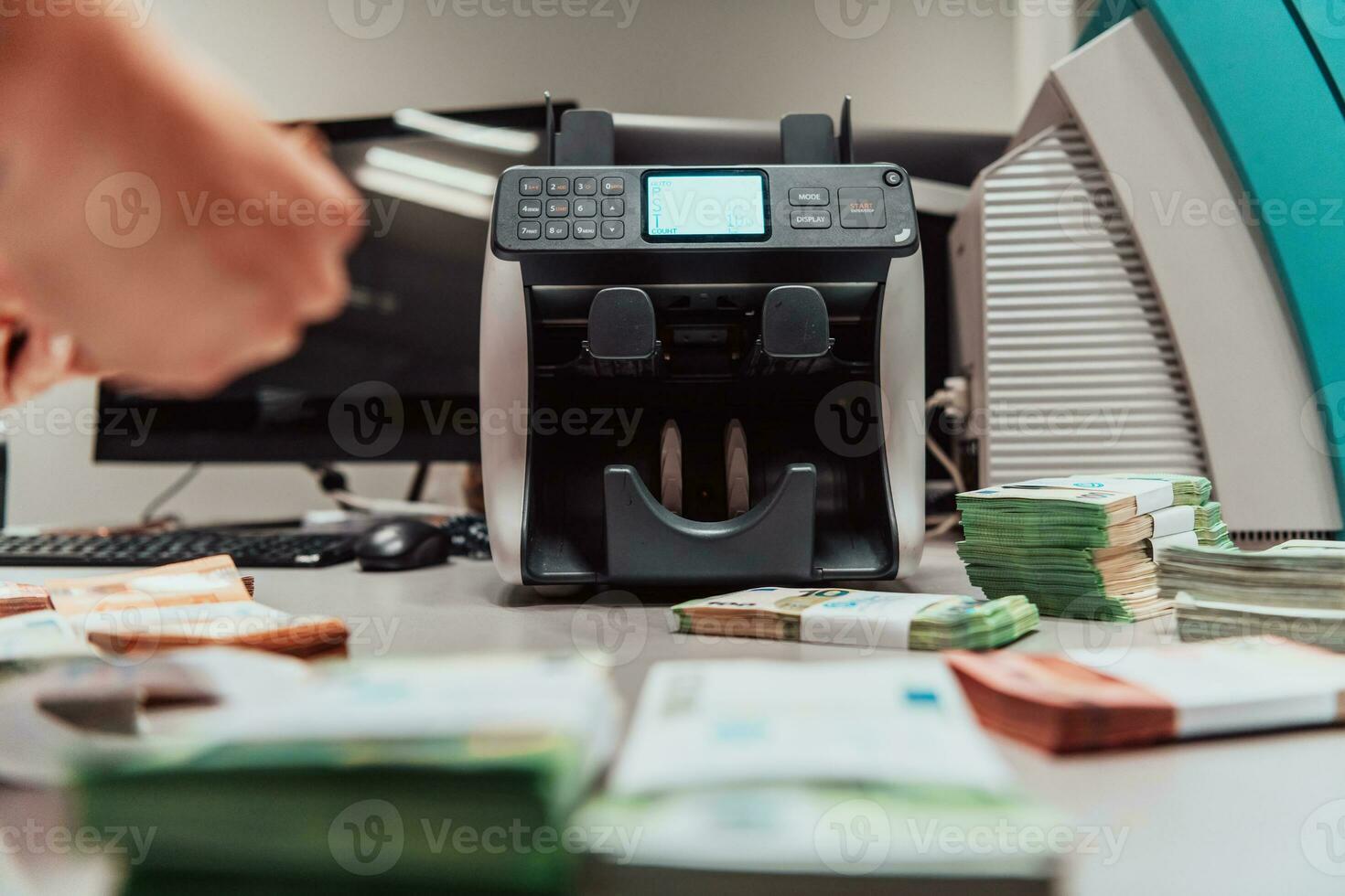 banca dipendenti utilizzando i soldi conteggio macchina mentre ordinamento e conteggio carta banconote dentro banca volta. grande importi di i soldi nel il banca foto