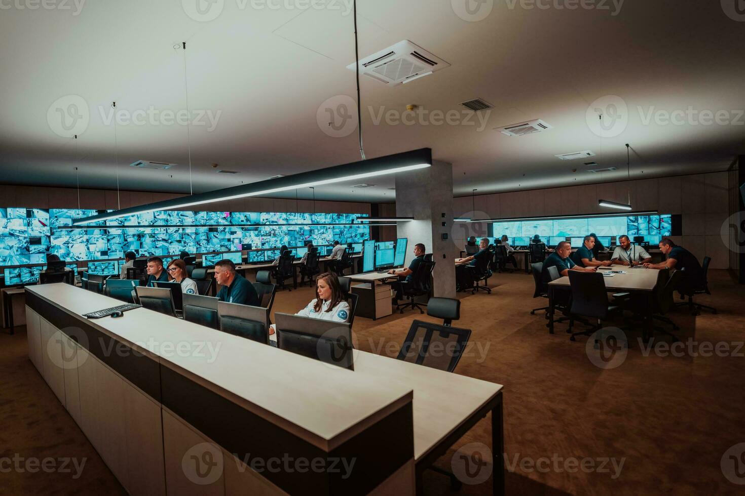 gruppo di sicurezza dati centro operatori Lavorando nel un' cctv monitoraggio camera guardare su multiplo monitor ufficiali monitoraggio multiplo schermi per sospetto attività squadra Lavorando su il sistema contr foto