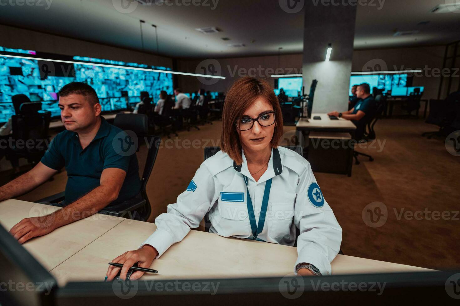 femmina sicurezza operatore Lavorando nel un' dati sistema controllo camera uffici tecnico operatore Lavorando a stazione di lavoro con multiplo mostra, sicurezza guardia Lavorando su multiplo monitor foto