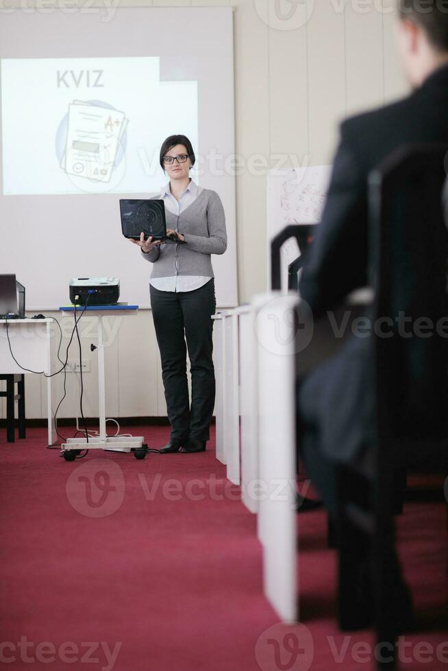 gruppo di uomini d'affari in seminario foto