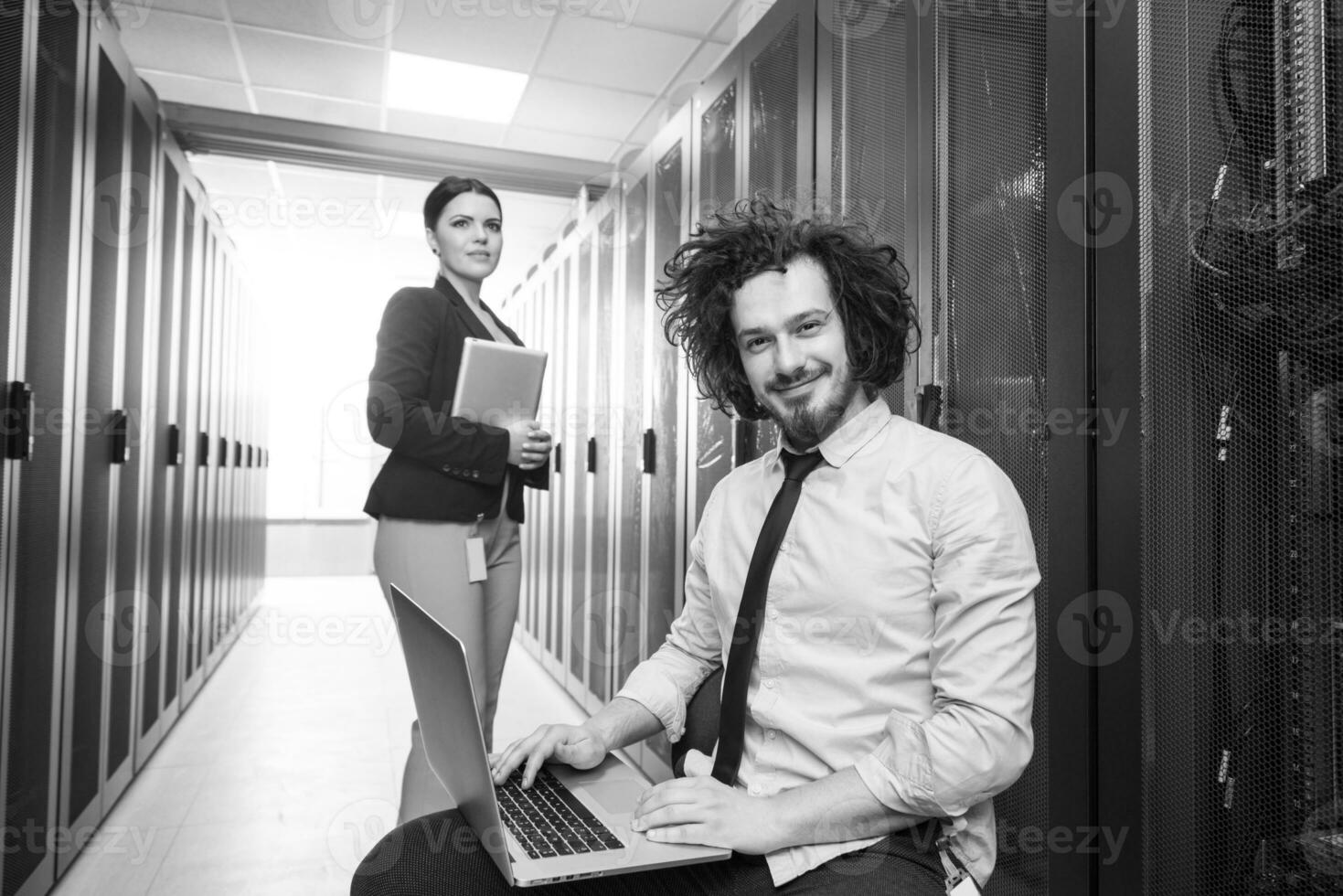 squadra di giovane tecnici Lavorando insieme su server foto