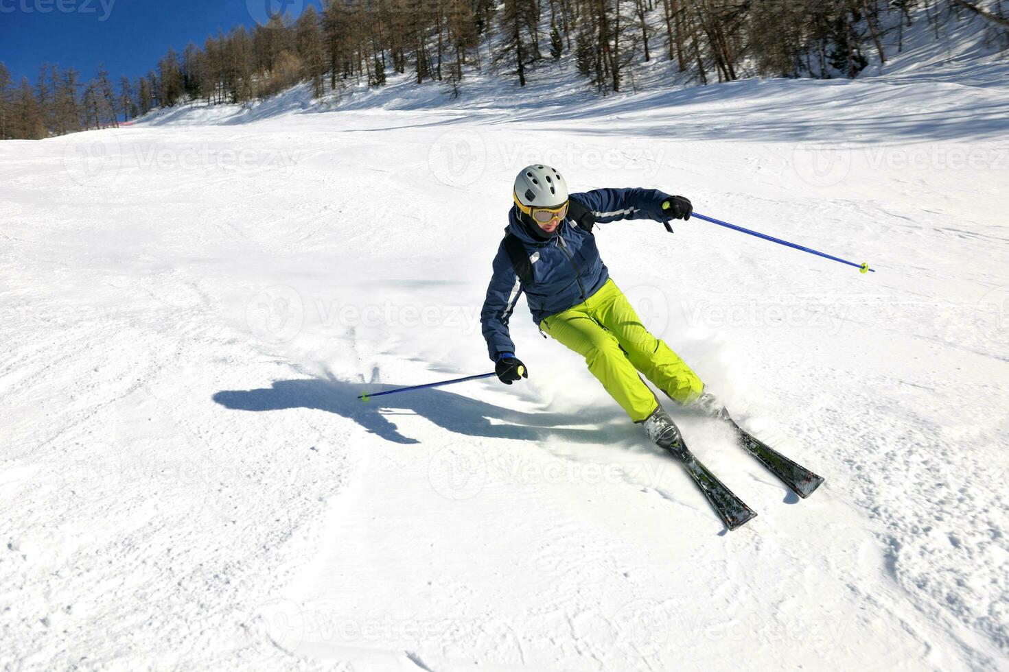 sciare sulla neve fresca nella stagione invernale in una bella giornata di sole foto