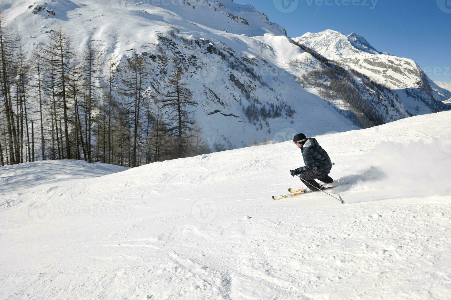 sciare sulla neve fresca nella stagione invernale in una bella giornata di sole foto