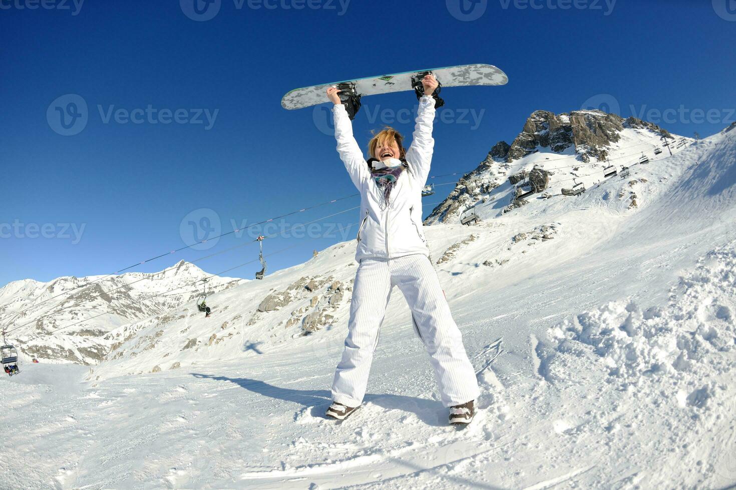 sciare sulla neve fresca nella stagione invernale in una bella giornata di sole foto