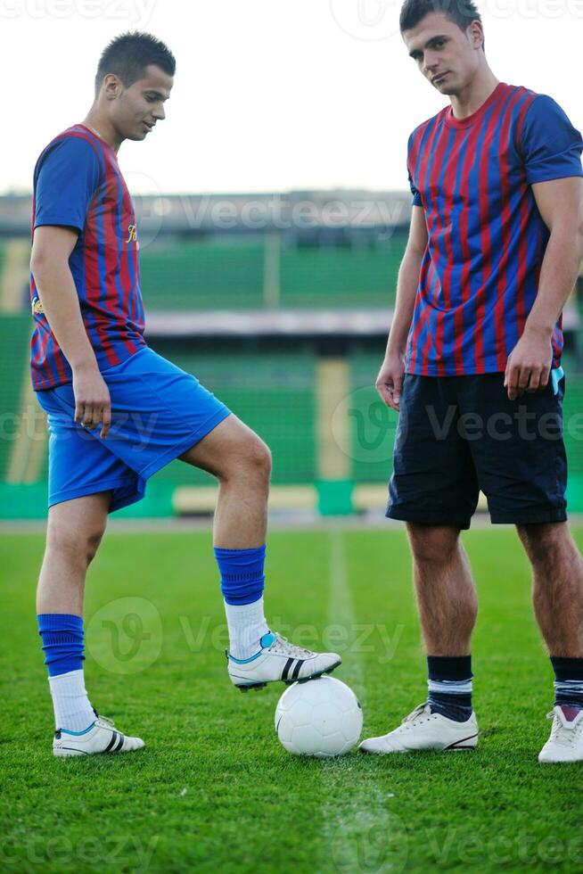 giocatori di football in competizione per la palla foto