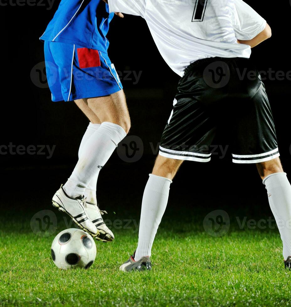 calciatori in azione per la palla foto