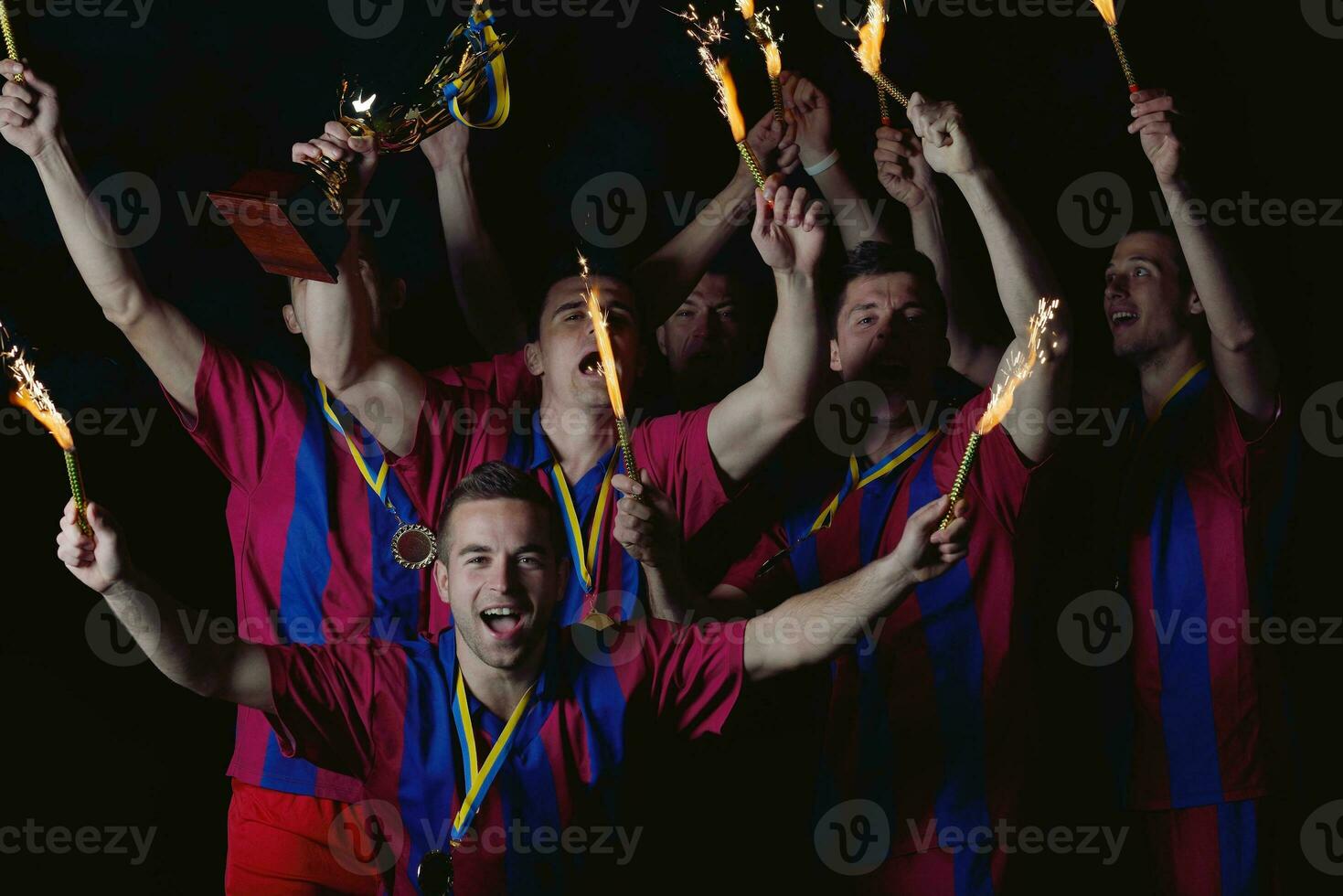 calciatori che celebrano la vittoria foto