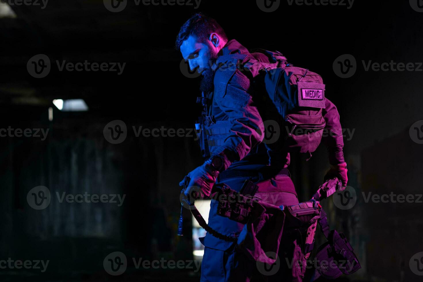 esercito soldato nel combattere uniformi con un assalto fucile e combattere casco notte missione buio sfondo. blu e viola gel leggero effetto. foto