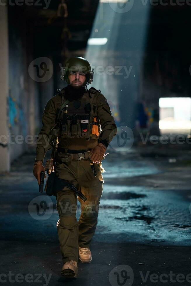 esercito soldato nel combattere uniformi con un assalto fucile e combattere casco notte missione buio sfondo. blu e viola gel leggero effetto. foto