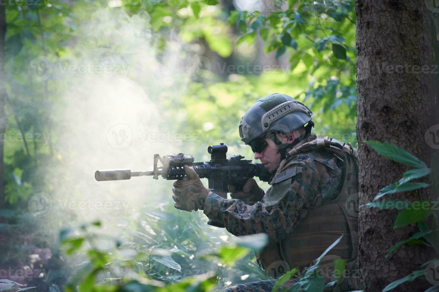 soldato nel azione mirando su arma laser vista ottica foto