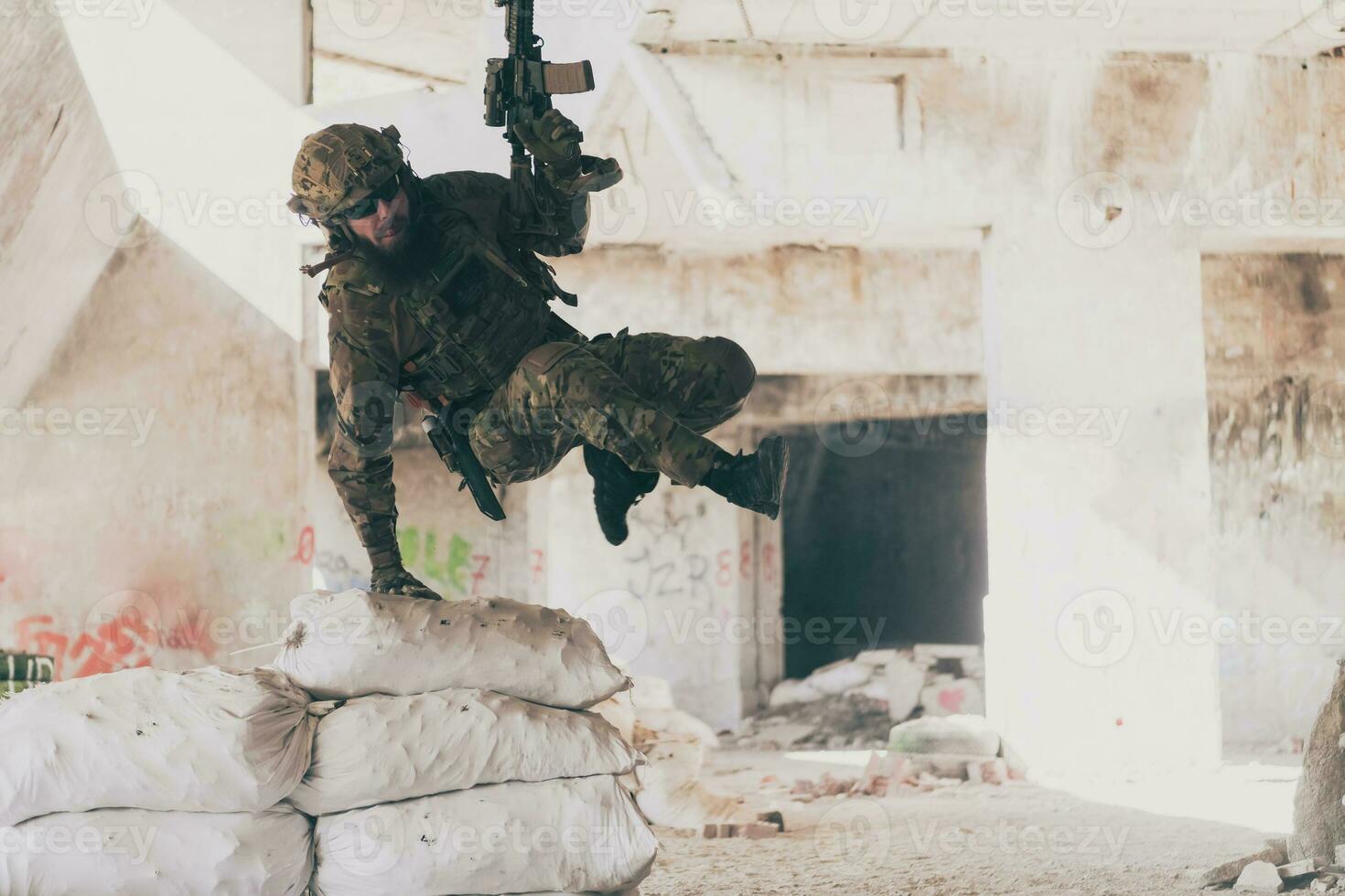 un' barbuto soldato nel uniforme di speciale forze nel un' pericoloso militare azione nel un' pericoloso nemico la zona. selettivo messa a fuoco foto