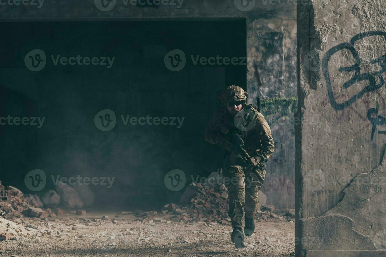 un' barbuto soldato nel uniforme di speciale forze nel un' pericoloso militare azione nel un' pericoloso nemico la zona. selettivo messa a fuoco foto