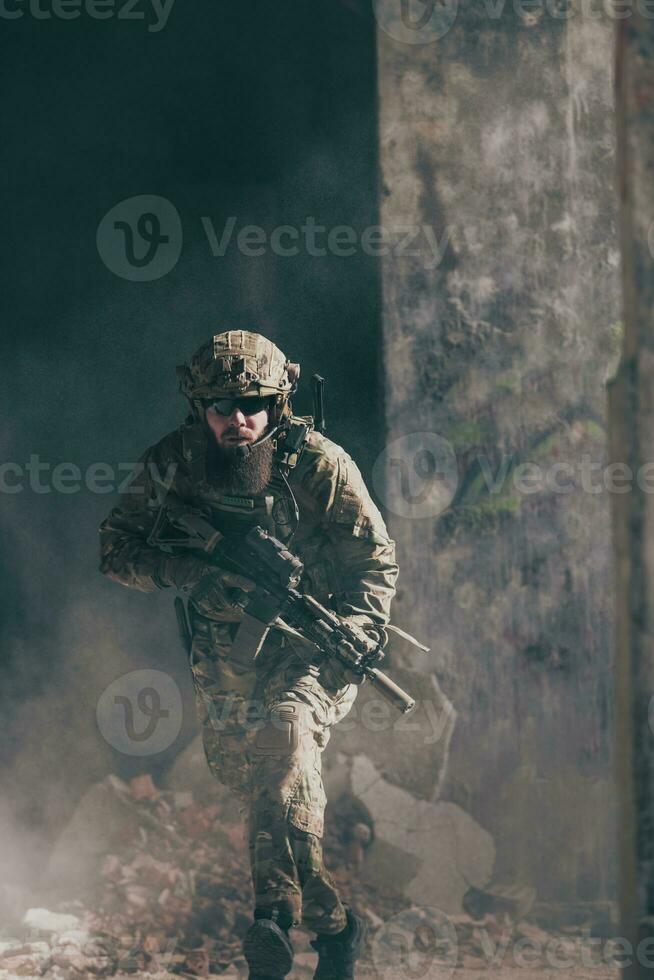un' barbuto soldato nel uniforme di speciale forze nel un' pericoloso militare azione nel un' pericoloso nemico la zona. selettivo messa a fuoco foto