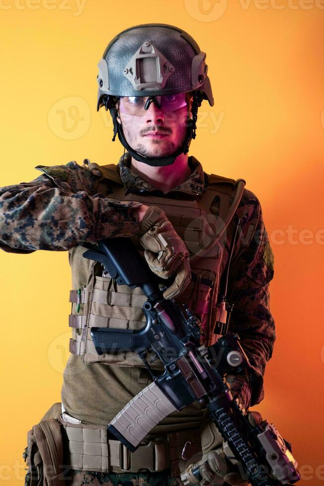 moderno soldato contro giallo sfondo foto