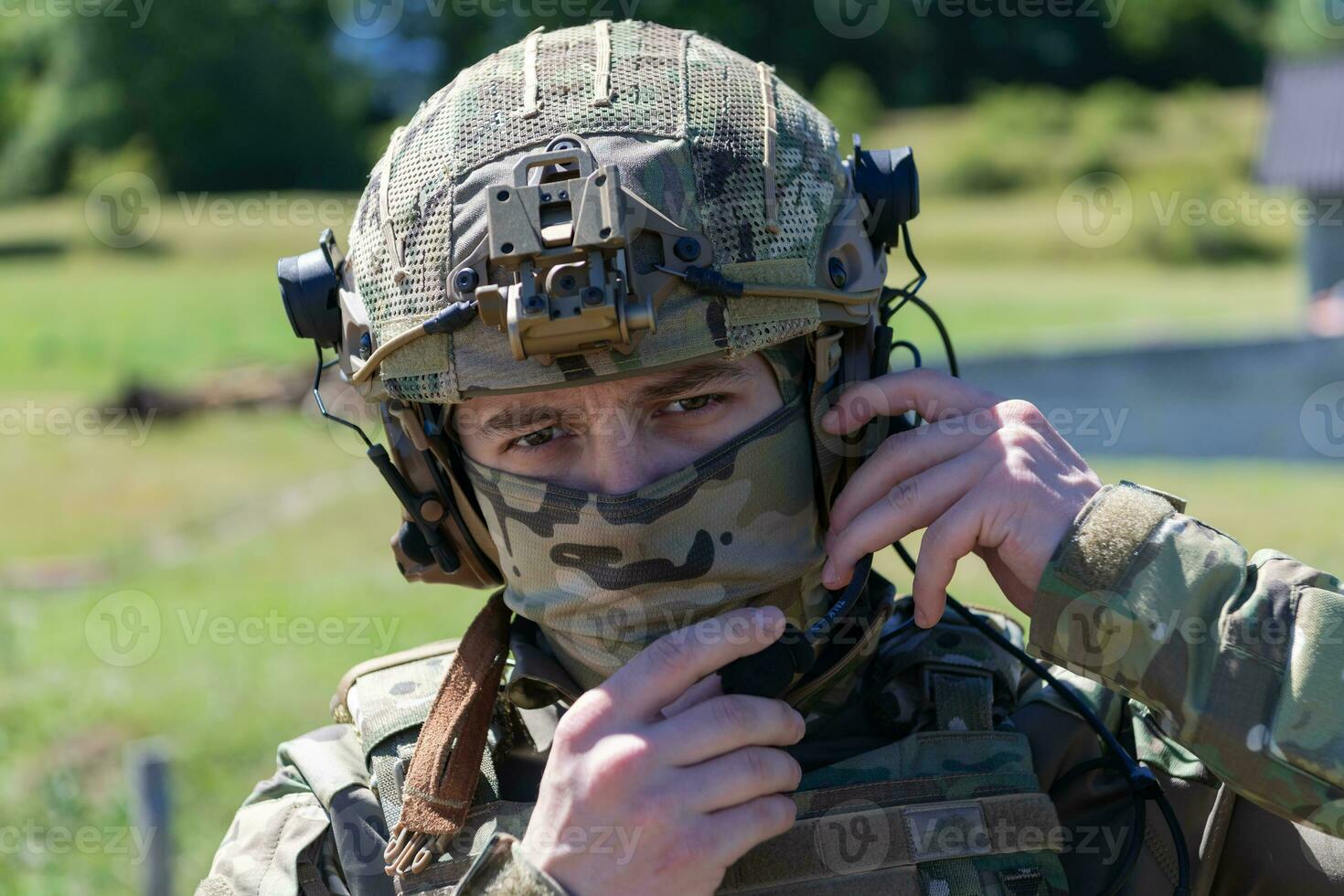 speciale operazioni soldati squadra preparazione tattico e comunicazione Ingranaggio per azione battaglia. lungo distanza cecchino squadra nel controllo Ingranaggio per azione foto