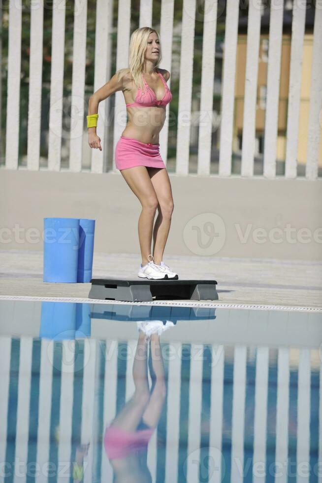 fitness esercizio a bordo piscina foto