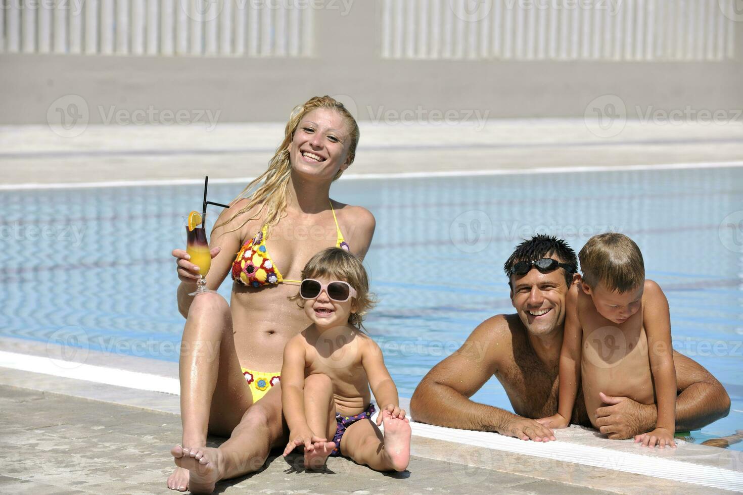 contento giovane famiglia avere divertimento su nuoto piscina foto